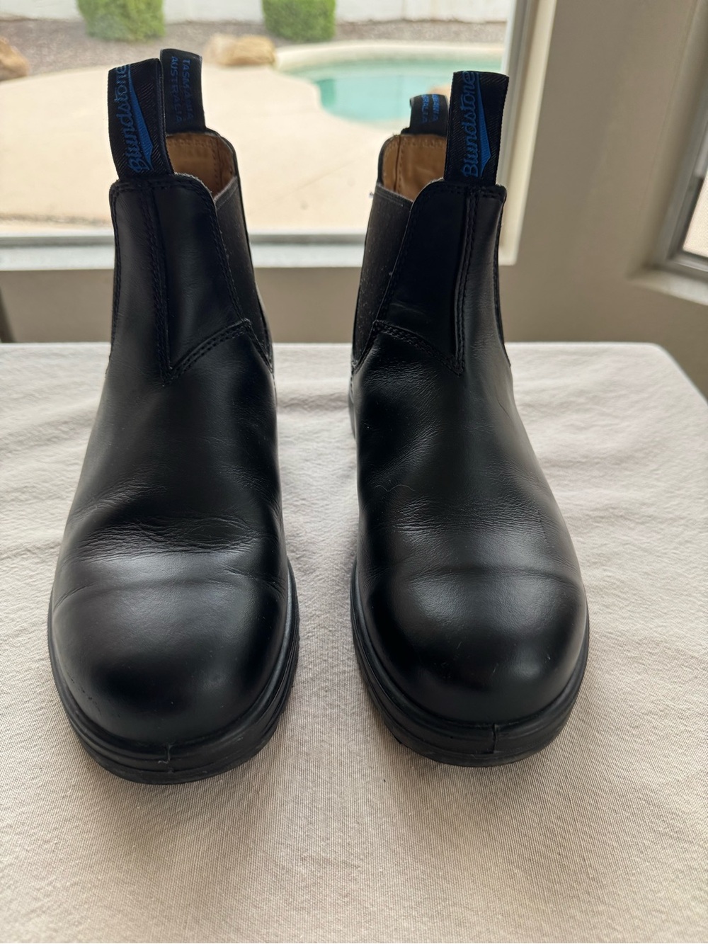 Blundstone Black Leather Chukka Boots with Blue Pull Tabs